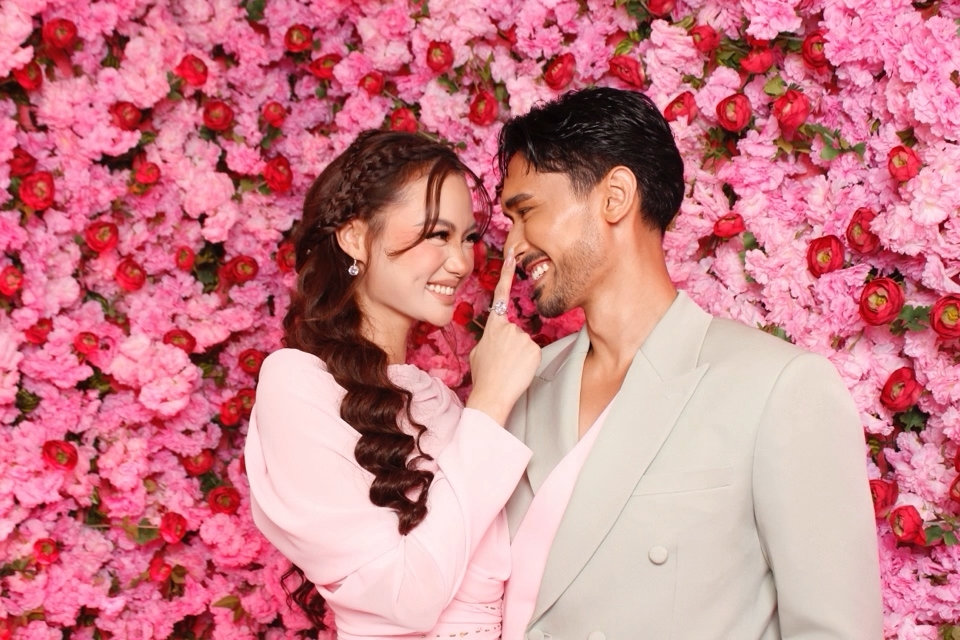 Photobooth Couple Pose